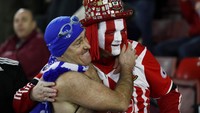 Suporter Southampton dan Everton bercengkrama saat kedua tim mereka bertarung. (Foto: Reuters / Stefan Wermuth Livepic)