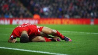 Philippe Coutinho mengerang kesakitan di atas lapangan saat Liverpool berhadapan dengan Sunderland. Gelandang asal Brasil itu dikhawatirkan harus absen panjang atas cedera yang dialami. (Foto: Clive Brunskill/Getty Images)