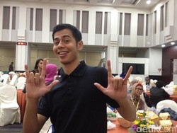 Dewi Yull Bangga Sang Putra Jadi Pembimbing Jokowi Ajarkan Bahasa Isyarat