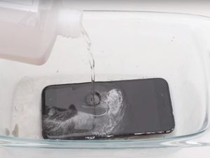 Ketika iPhone 7 Disiksa dengan Air Keras