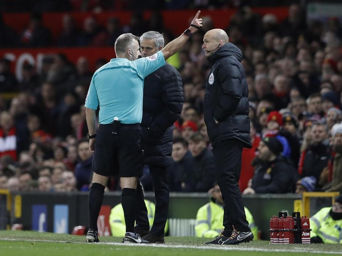 Mourinho Layak Disanksi Enam Pertandingan