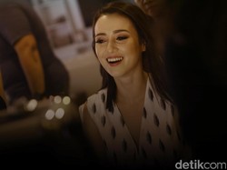 Cara Julie Estelle Cegah Wajah Berjerawat Walau Sering Pakai Makeup