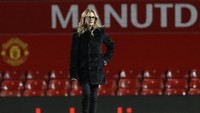 Julia Roberts merasakan rumput Stadion Old Trafford seusai pertandingan MU vs West Ham. Reuters/Carl Recine.