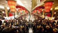 Tumpah Ruah Manusia di Ajang Black Friday