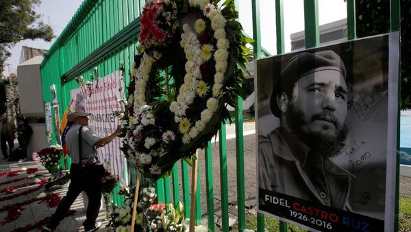 Karangan Bunga untuk Fidel Castro Terus Mengalir