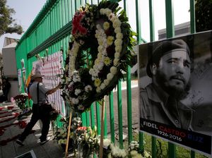 Karangan Bunga untuk Fidel Castro Terus Mengalir
