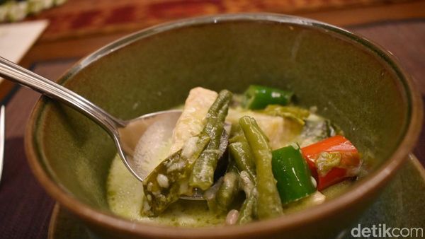 Menikmati Sajian Nusantara Bergaya Rijstaffel dengan Cita Rasa Autentik