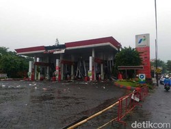 Hujan dan Angin Kencang di Malang Sebabkan SPBU Berantakan