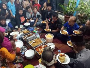 Awali Blusukan, Agus Yudhoyono Sarapan Nasi Uduk di Kemayoran
