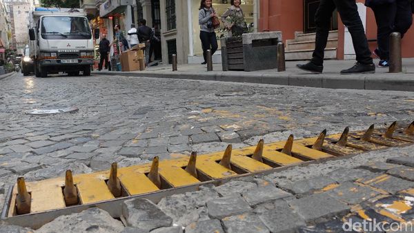 Wujud Jebakan Paku di Jalanan Kawasan Wisata Turki