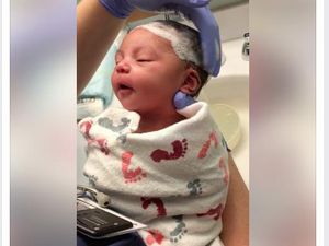 Aih Lucunya! Bayi Ini Tampak Menikmati Sekali Saat Rambutnya Dikeramas