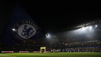 Keep The Blue Flag Flying High. Sebuah bendera Chelsea berukuran besar berkibar di Stamford Bridge saat mereka berduel dengan Tottemham Hostpur. (Foto: Reuters / Matthew Childs Livepic)