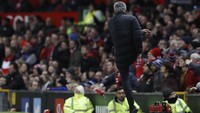 Jose Mourinho menendang botol di pinggir lapangan sebagai ekspresi frustrasi karena Paul Pogba dihukum kartu kuning setelah dianggap melakukan diving. (Foto: Reuters / Carl Recine)