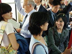 Beri Kursi Wanita Hamil di Kereta, Bocah Berseragam Sekolah Ini Viral