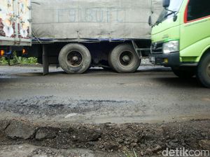 Jalan Berlubang, Pengendara Diimbau Berhati-hati Saat Masuk Wilayah Banyumas Jalan Berlubang, Pengendara Diimbau Berhati-hati Saat Masuk Wilayah Banyumas