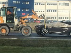 Duh, Bugatti Chiron Ini Masuk Selokan