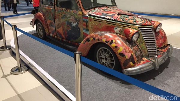 Mobil Antik yang Jadi Kanvas Lukisan di Terminal 3 Ultimate