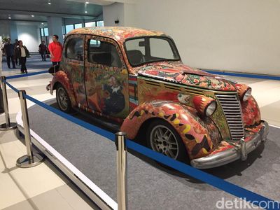 Mobil Antik yang Jadi Kanvas Lukisan di Terminal 3 Ultimate