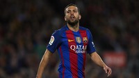 Setelah Pique, bek dengan buyout clause paling tinggi adalah Jordi Alba. Klausul pelepasannya senilai 140 juta euro. (Foto: Manuel Queimadelos Alonso/Getty Images)