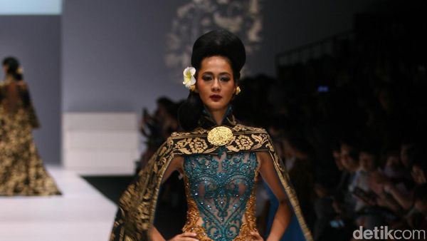 Foto: Koleksi Anne Avantie di Jakarta Fashion Week 2017