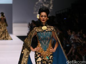 Foto: Koleksi Anne Avantie di Jakarta Fashion Week 2017
