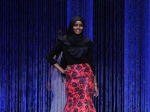 Pakai Burkini di Kontes Kecantikan AS, Halima Aden Dapat Tepuk Tangan Meriah
