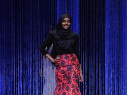 Pakai Burkini di Kontes Kecantikan AS, Halima Aden Dapat Tepuk Tangan Meriah