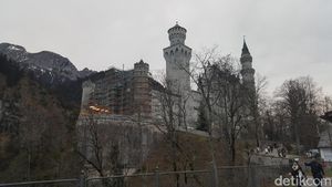 Istana Disneyland dalam Versi Sungguhan