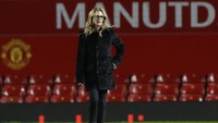 Di akhir laga sekian bulan lalu tersebut, perempuan 49 tahun yang mencuri perhatian lewat film Pretty Woman di tahun 1990 itu turun ke lapangan Old Trafford. (Foto: Reuters / Carl Recine Livepic)