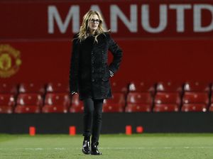 Usai MU vs West Ham, Giliran Julia Roberts Beraksi di Atas Lapangan Usai MU vs West Ham, Giliran Julia Roberts Beraksi di Atas Lapangan