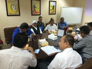 Pakai Serban, Bos Pandawa Group Datang ke Kantor OJK