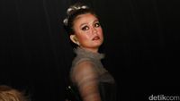 Bibir Merah Agnez Mo