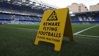 Awas Kena Bola! Sebuah papan pengumuman dipasang di pinggir lapangan Stamford Bridge sebelum laga Chelsea dengan Tottenham Hotspur (Foto: Reuters / Matthew Childs Livepic)