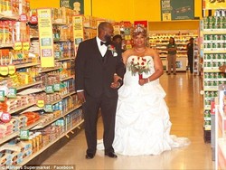 Bukan di Hotel, Uniknya Pasangan Ini Justru Pilih Menikah di Supermarket