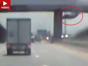 Mobil Terjun ke Jalan Tol dari Ketinggian 9 Meter