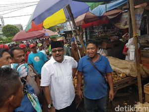 Kampanye di Pasar Ciputat, Cagub Rano Diminta Bernyanyi