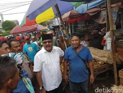 Kampanye di Pasar Ciputat, Cagub Rano Diminta Bernyanyi