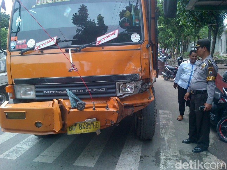 Truk Rem Blong Tabrak Belasan Kendaraan di Semarang