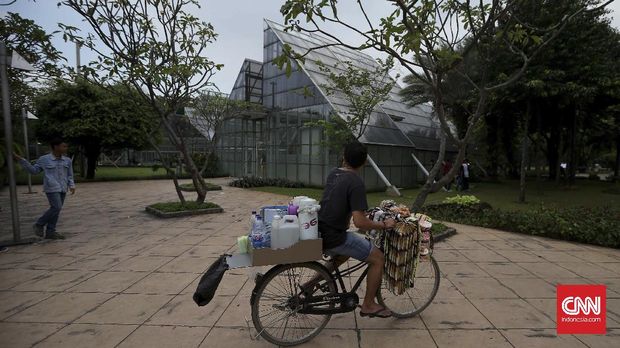 Netizen Murka, Turis China Buang Air di Dekat Istana Raja Thailand