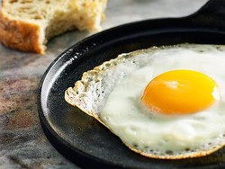 Pria di Dubai Ini Bisa Menggoreng Telur Tanpa Kompor di Jalanan