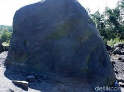 Cerita Wajah Mbah Maridjan di Atas Bongkahan Batu di Yogyakarta