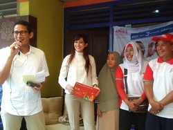 Sandiaga Ajak Sharmila Kampanye ke Ibu-ibu di Jakbar