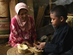 Melihat Para Pelajar di Purwakarta Membantu Pekerjaan Orangtuanya