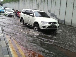 Genangan Air 20 Cm di Underpass Kemayoran, Lalin Tersendat