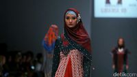 Foto: Koleksi Lusense Krisdayanti di Jakarta Fashion Week 2017