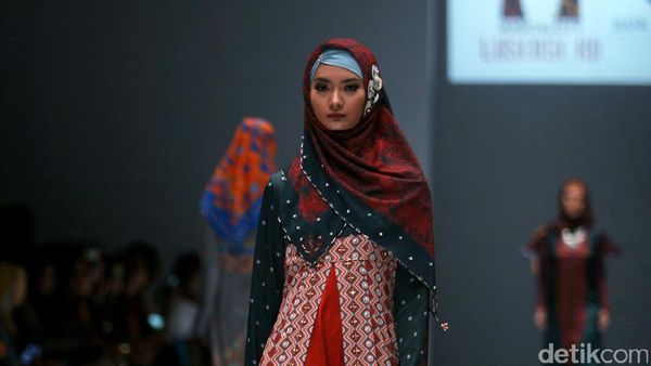 Foto: Koleksi Lusense Krisdayanti di Jakarta Fashion Week 2017