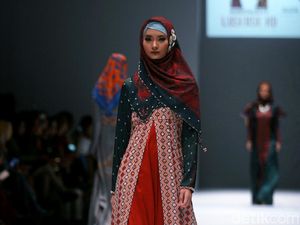 Foto: Koleksi Lusense Krisdayanti di Jakarta Fashion Week 2017