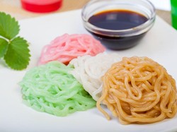 Kue Putu Mayang Bersiram Saus Santan Gula Merah yang Kenyal Legit