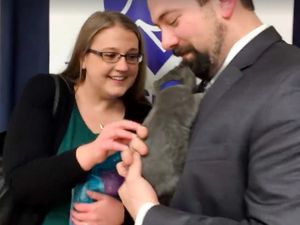 Aksi Romantis Pria yang Lamar Kekasih dengan Bantuan Kucing Terlantar