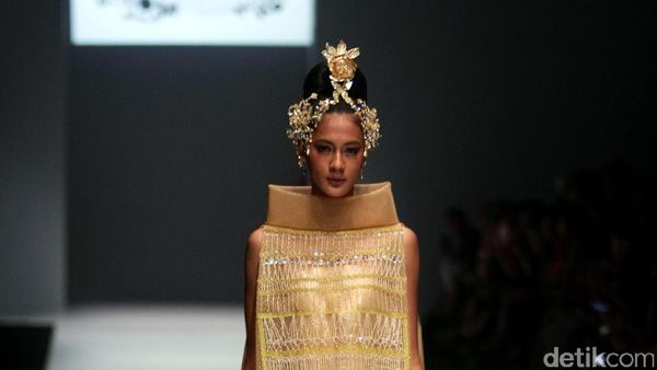 Foto: Koleksi Didi Budiardjo di Jakarta Fashion Week 2017